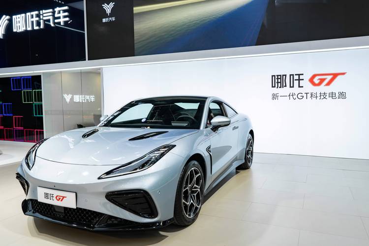 东莞272哪吒汽车在智能汽车领域的表现，领途汽车在新能源汽车市场中的影响力